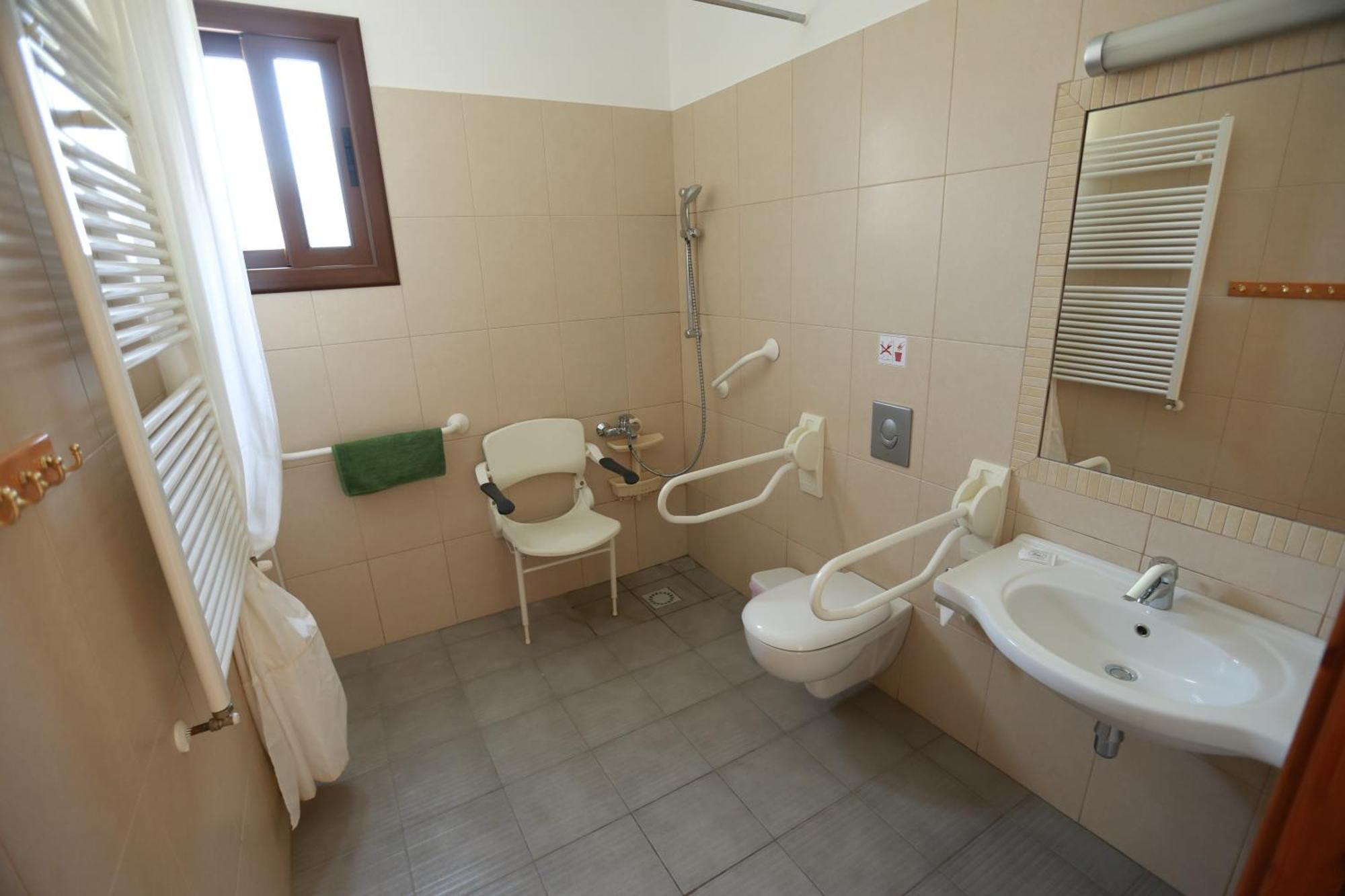 C & A Hotel Apartments Полис Екстериор снимка