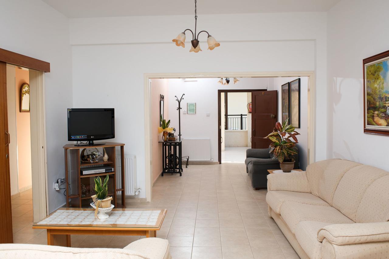 C & A Hotel Apartments Полис Екстериор снимка